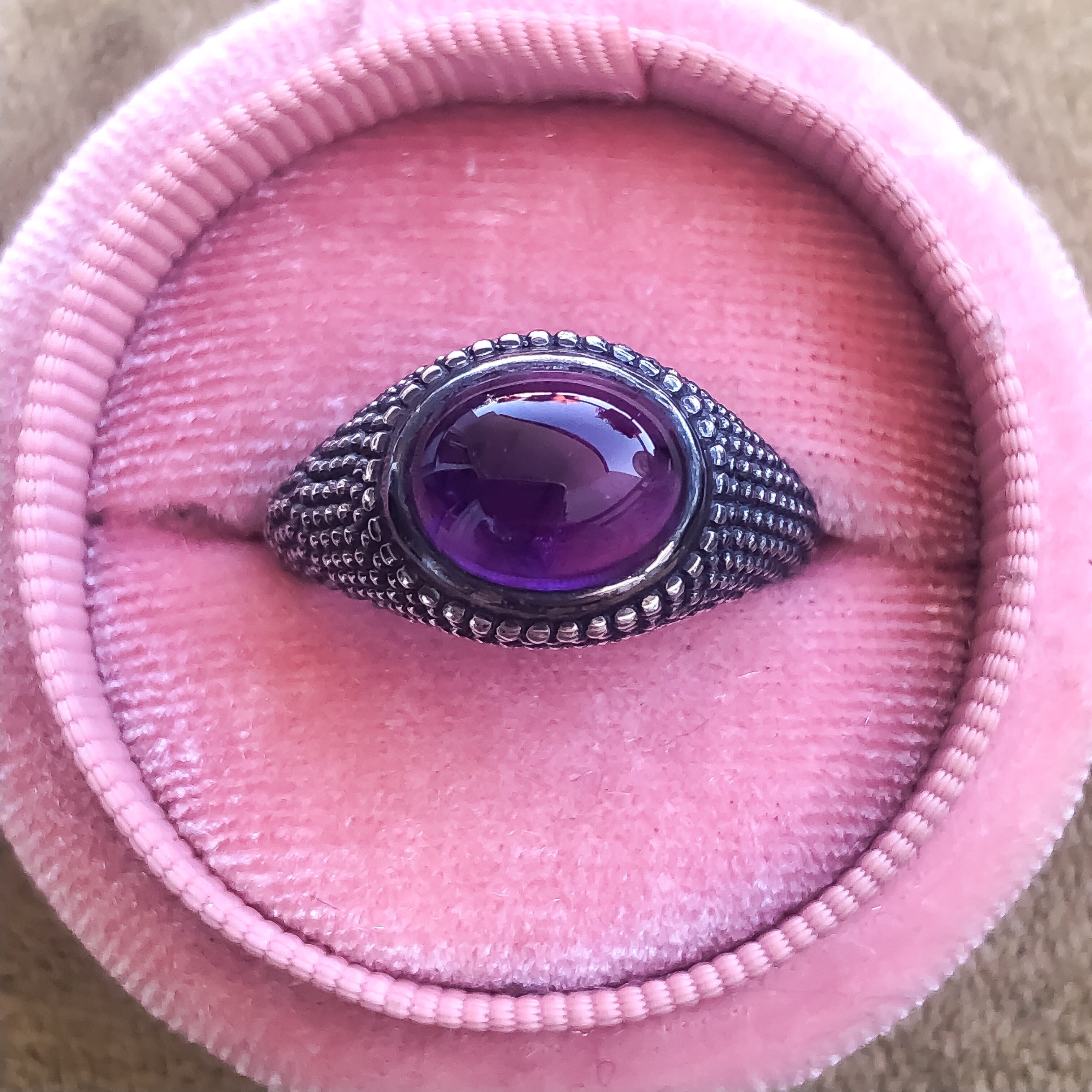 Nubia Ovaler Amethyst-Cabochon-Ring aus Sterlingsilber, Größe 7 (US)